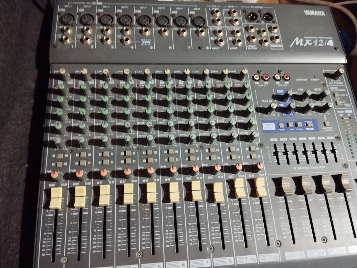 Consola Yamaha 12x4