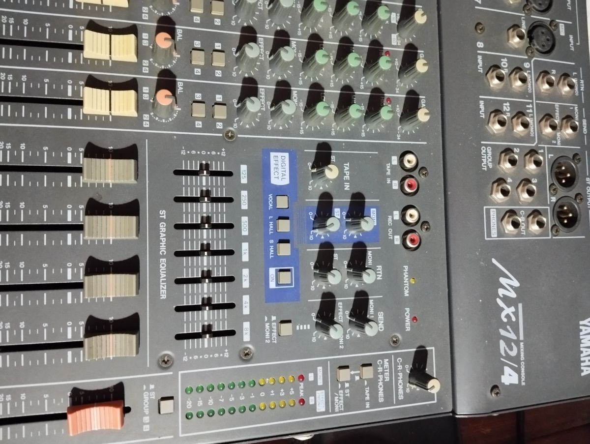 Consola Yamaha 12x4