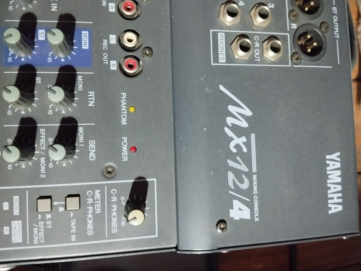 Consola Yamaha 12x4