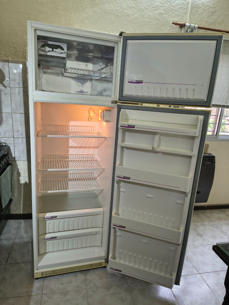 Heladera con freezer Gafa