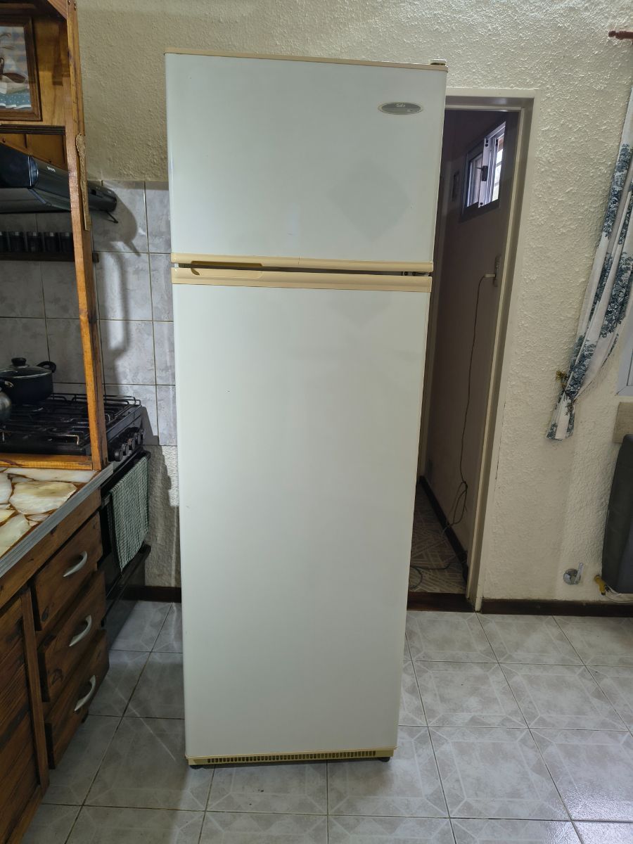 Heladera con freezer Gafa