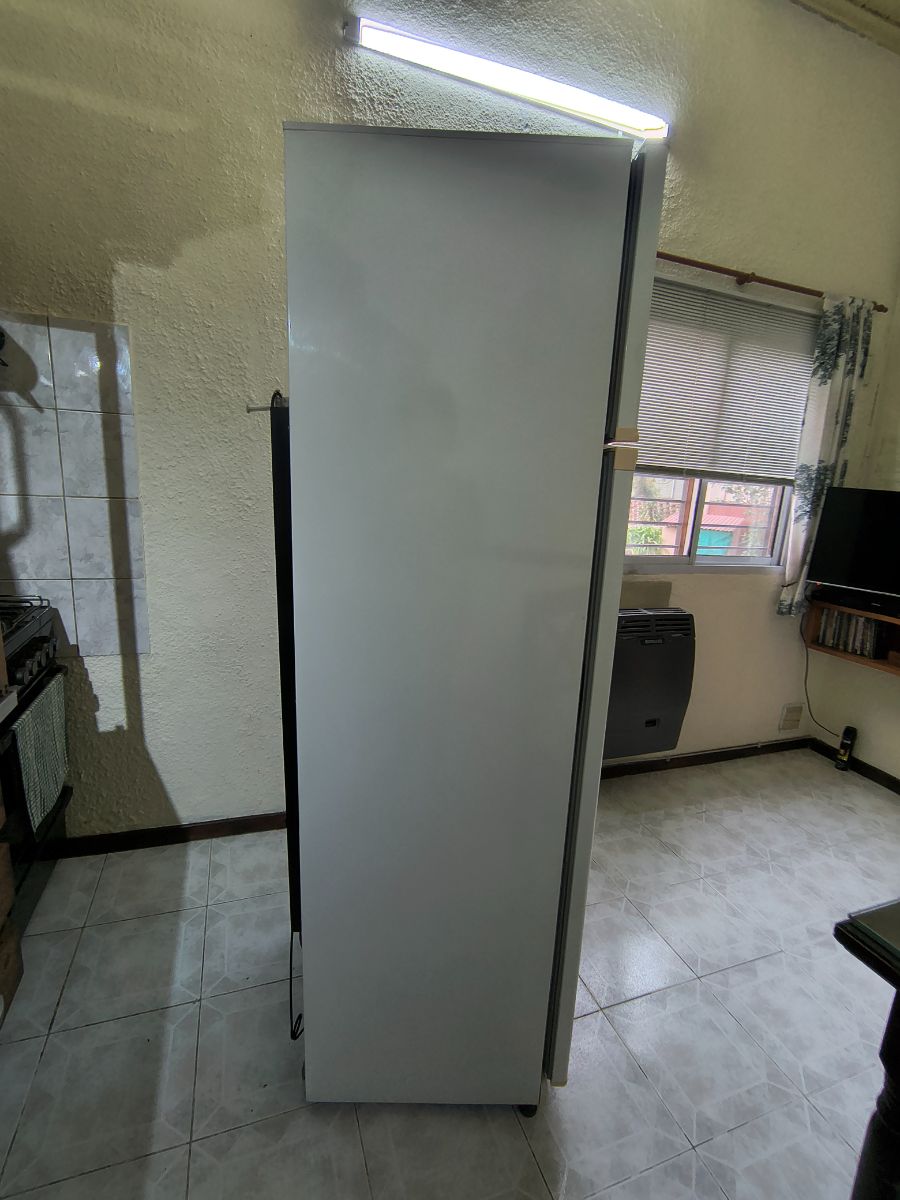 Heladera con freezer Gafa