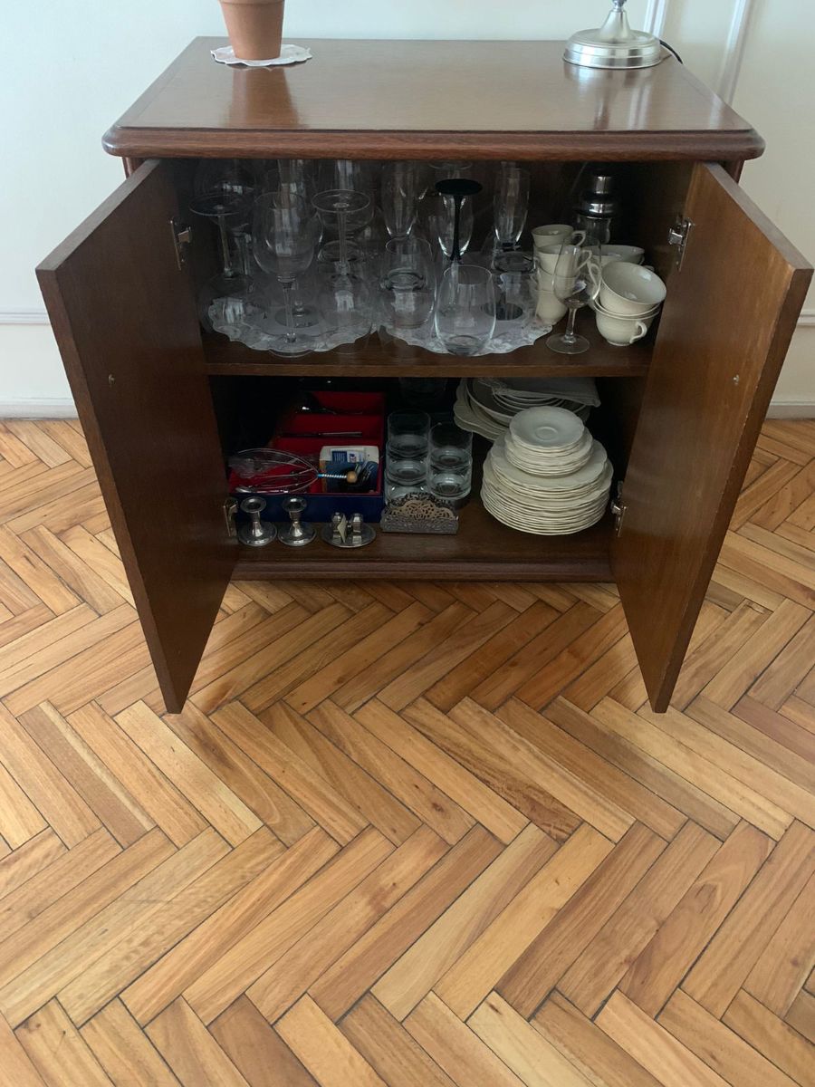 MUEBLE VAJILLERO DE ROBLE