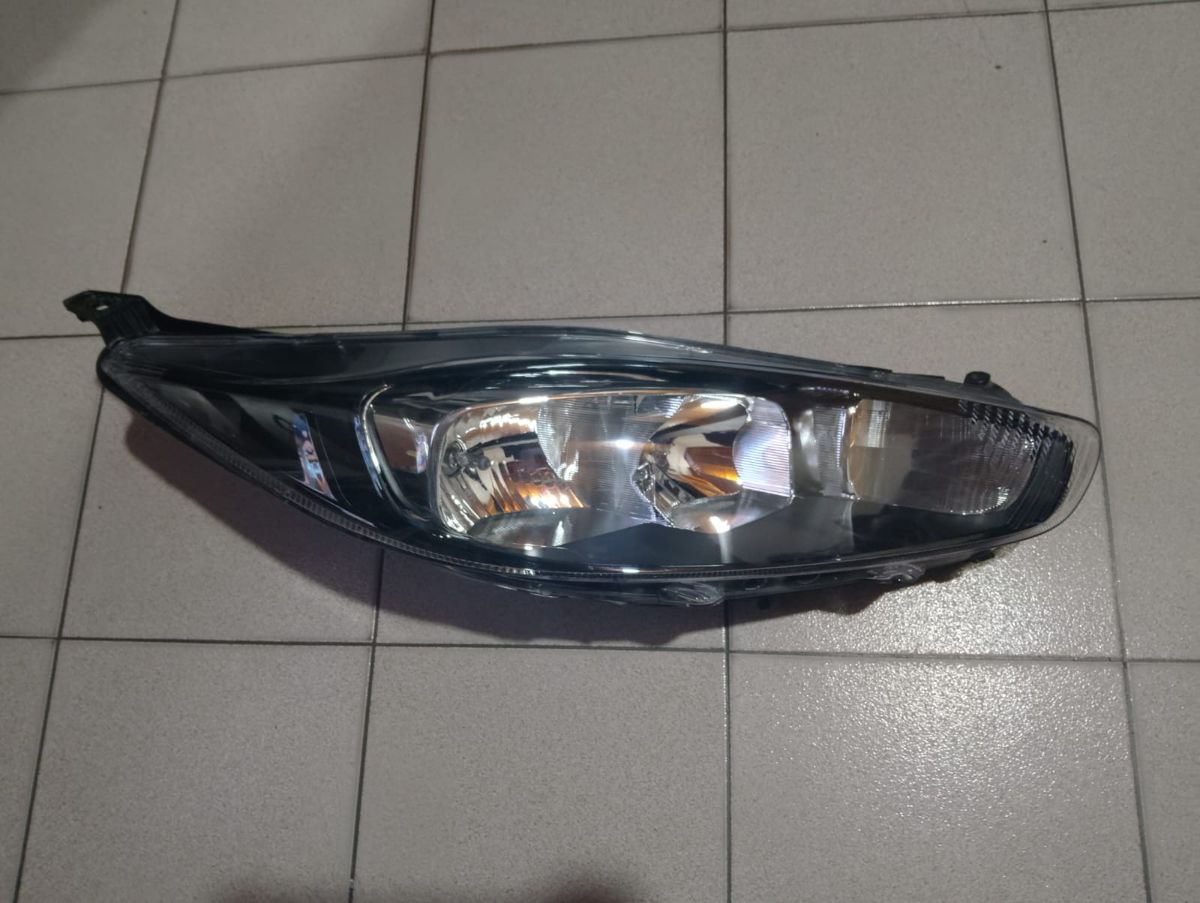 Faro delantero derecho Ford Fiesta original usado en buen Estado listo para colocar