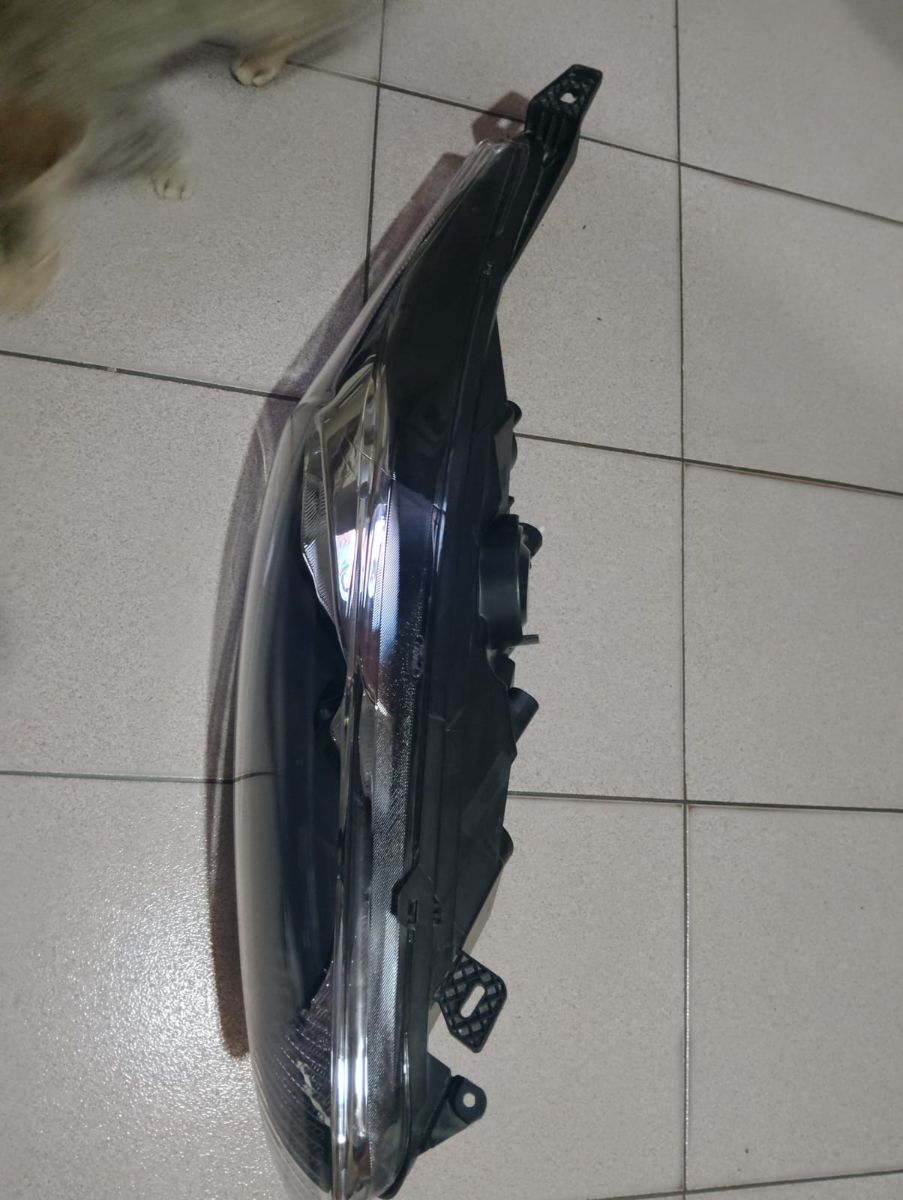 Faro delantero derecho Ford Fiesta original usado en buen Estado listo para colocar
