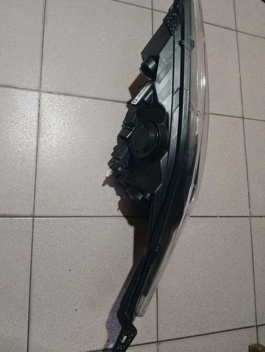 Faro delantero derecho Ford Fiesta original usado en buen Estado listo para colocar