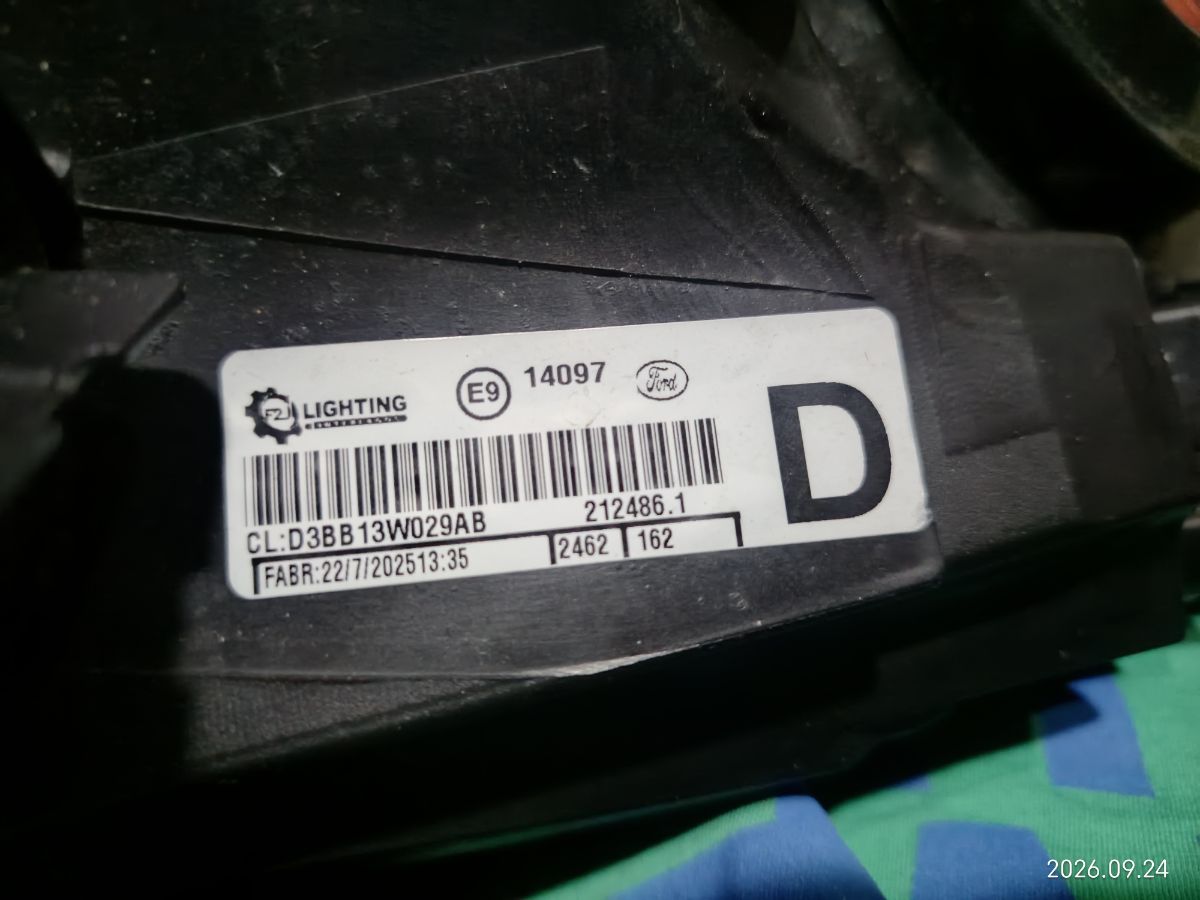 Faro delantero derecho Ford Fiesta original usado en buen Estado listo para colocar