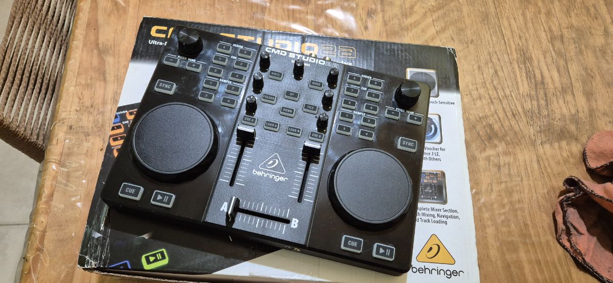 Controladora Deejay Behringer