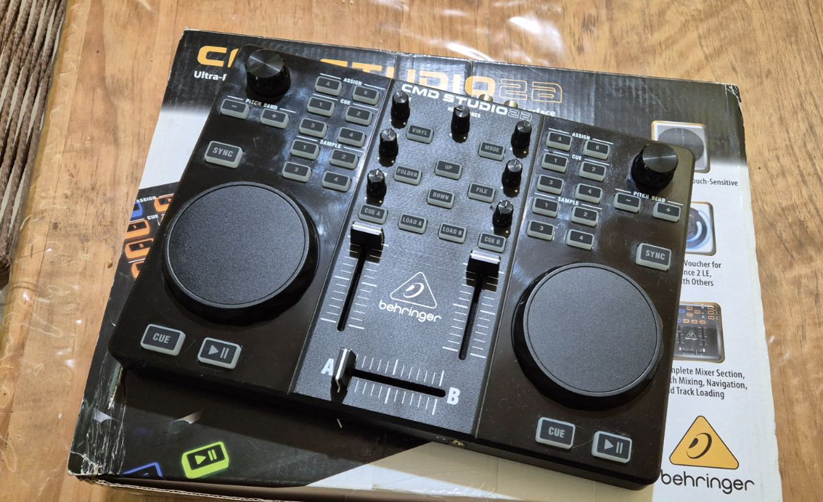 Controladora Deejay Behringer