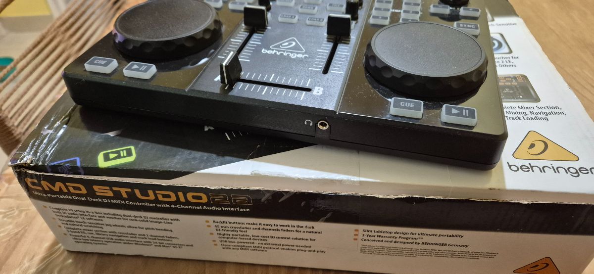 Controladora Deejay Behringer