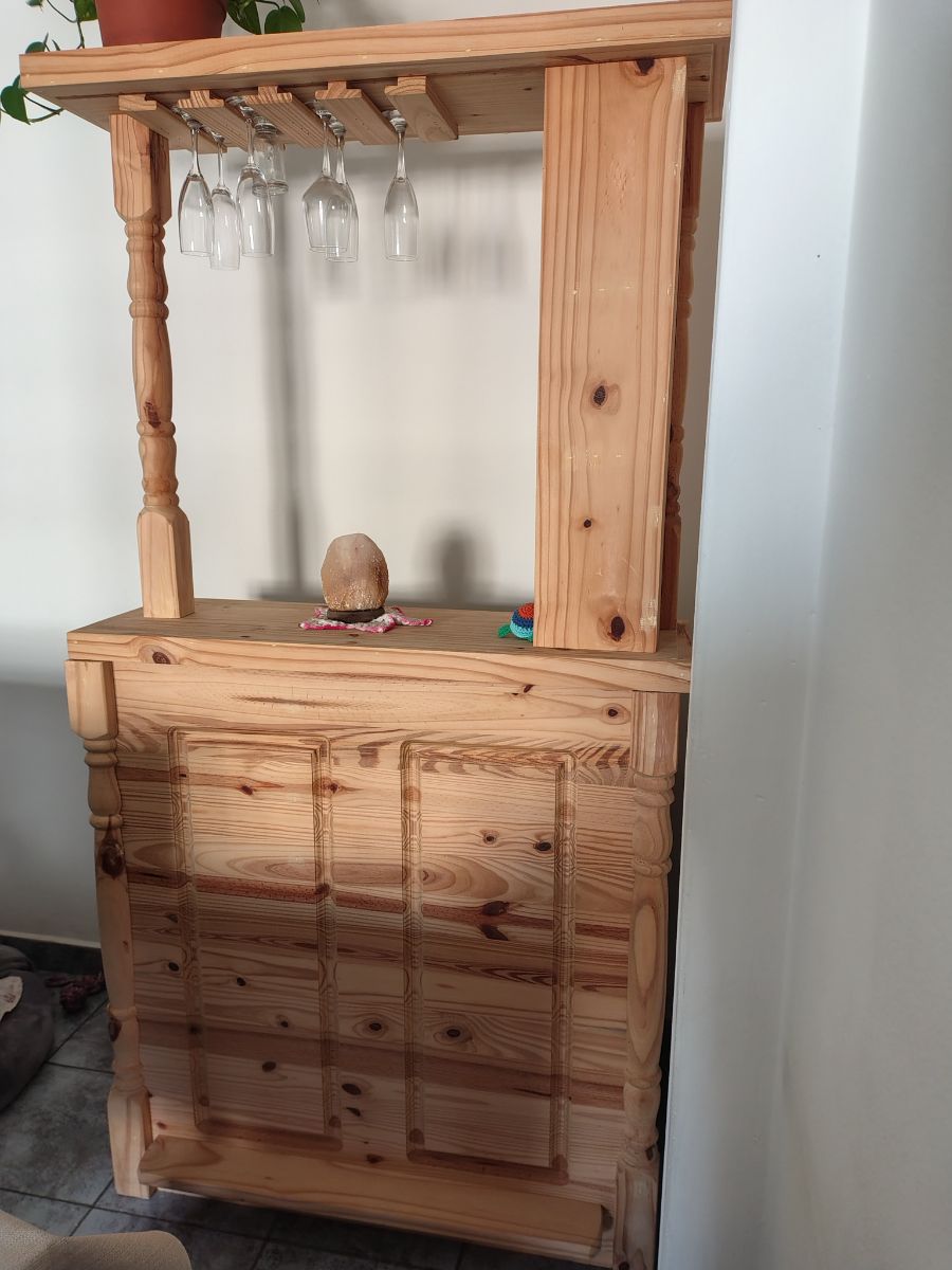 Bar de pino  con porta bebida y cajonera