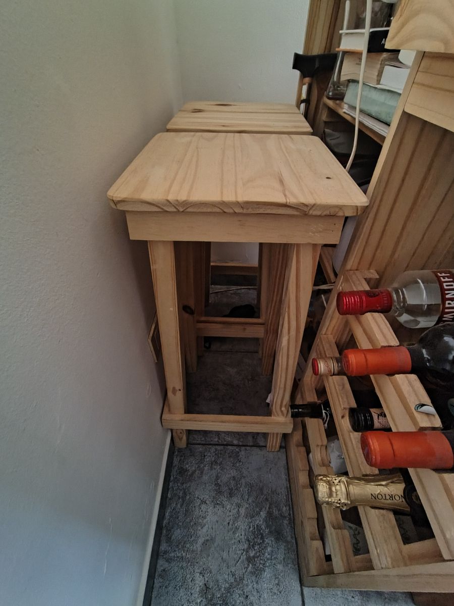 Bar de pino  con porta bebida y cajonera