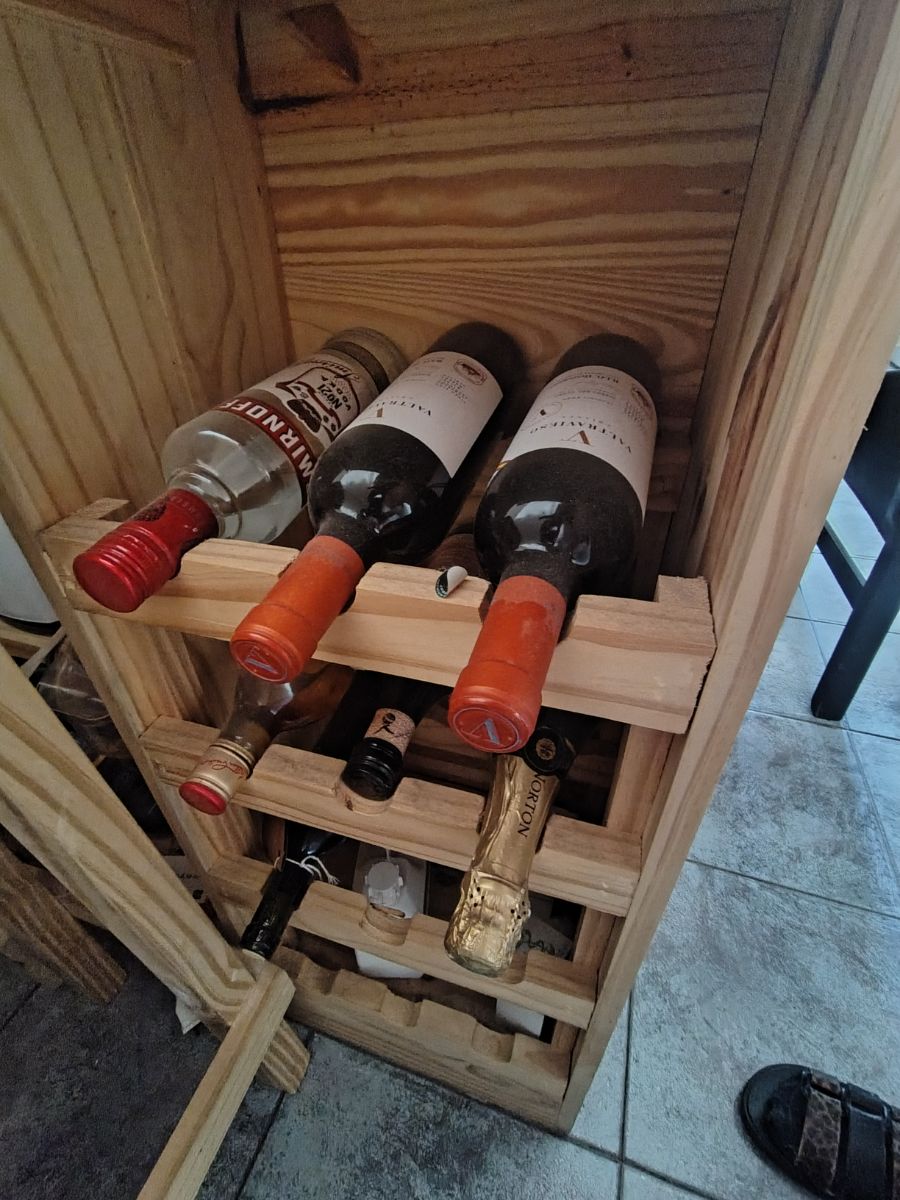 Bar de pino  con porta bebida y cajonera