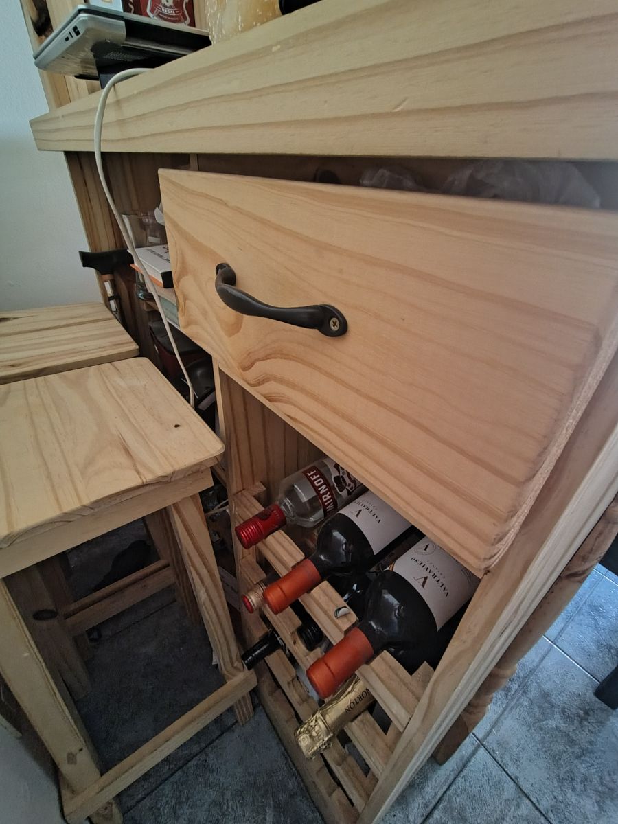Bar de pino  con porta bebida y cajonera