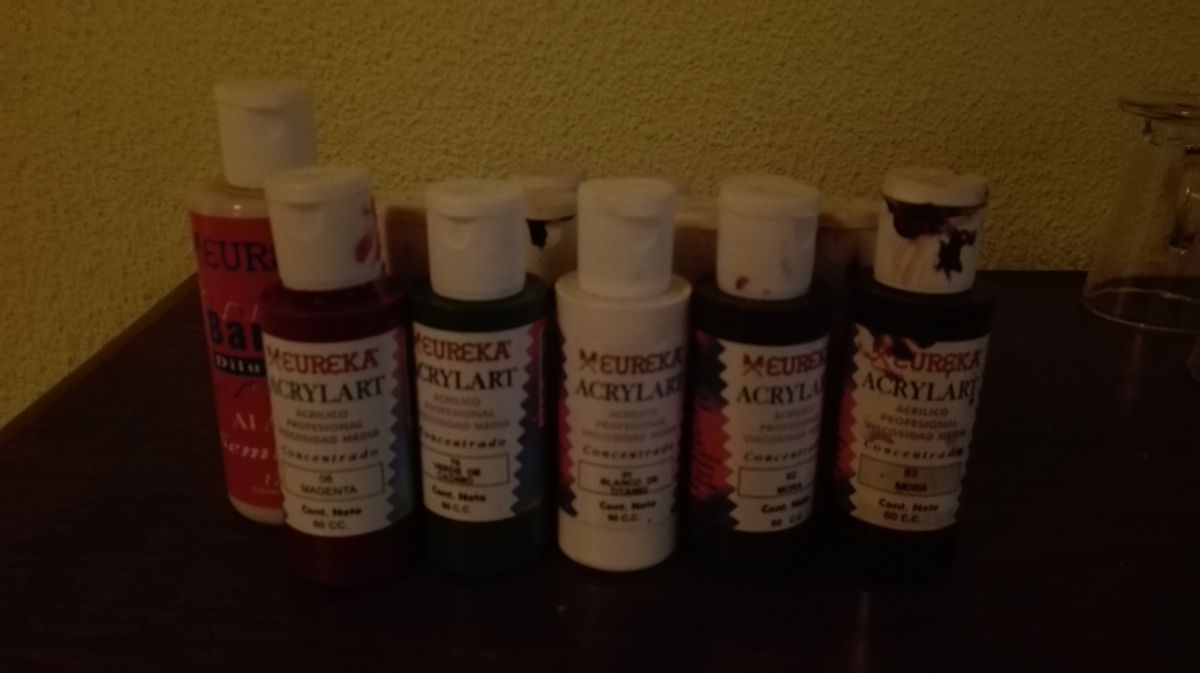 Pintura acrílica y barniz Eureka. Kit 13 pomos.