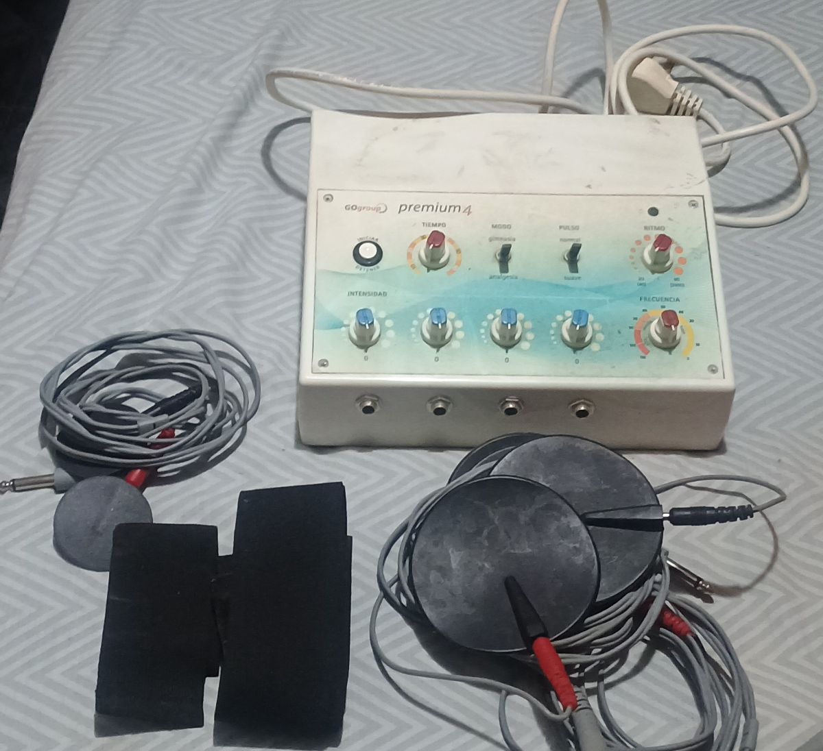 Máquina electroestimulador muscular Gogroup Premium 4 junto