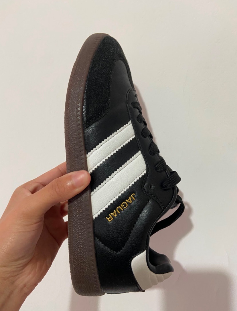 Zapatillas Jaguar negras con rayas blancas – Como nuevas